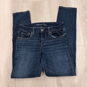 AMERICAN EAGLE SKINNY JEANS -sz 8
great condition -5 pocket style -sexy!